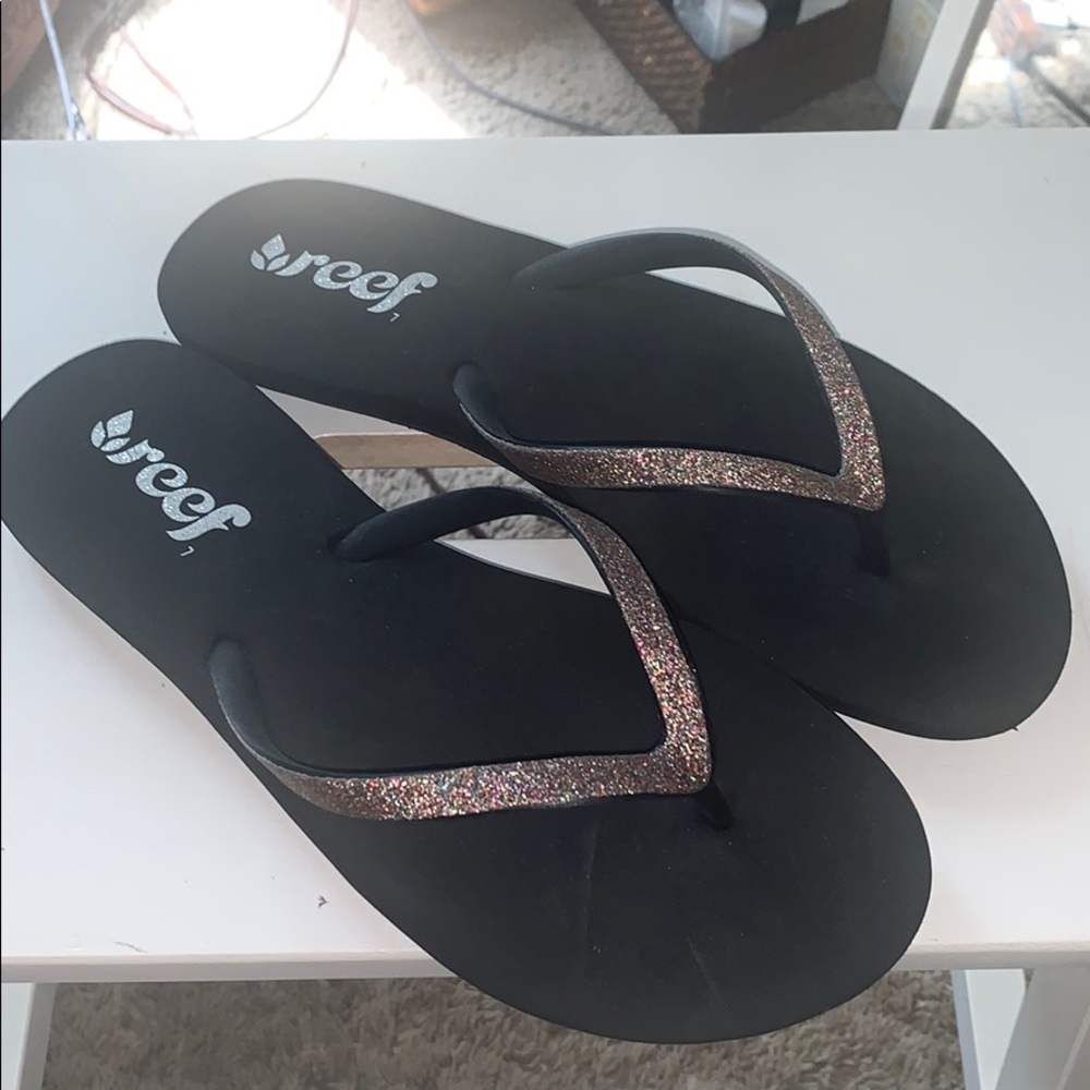 Black reef flip-flops